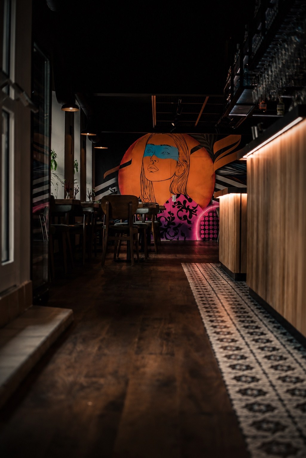 Stimmungsvolles Kenks Restaurant mit Wandkunst