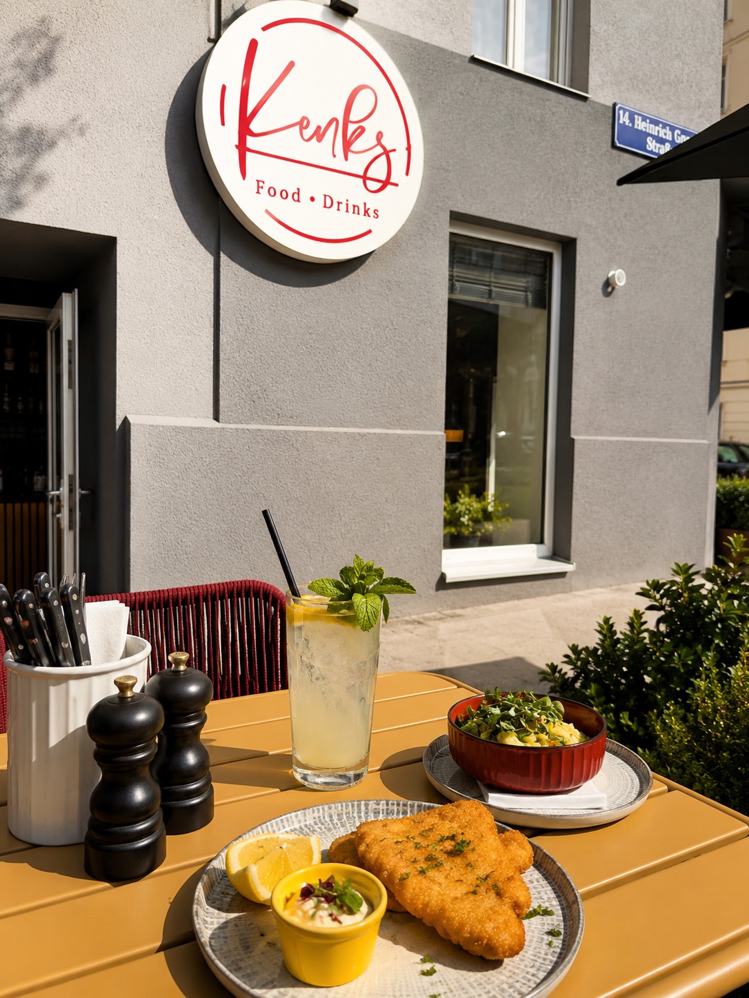 Kenks Mittagsmenü mit Schnitzel, Salat und Getränk auf der Terrasse