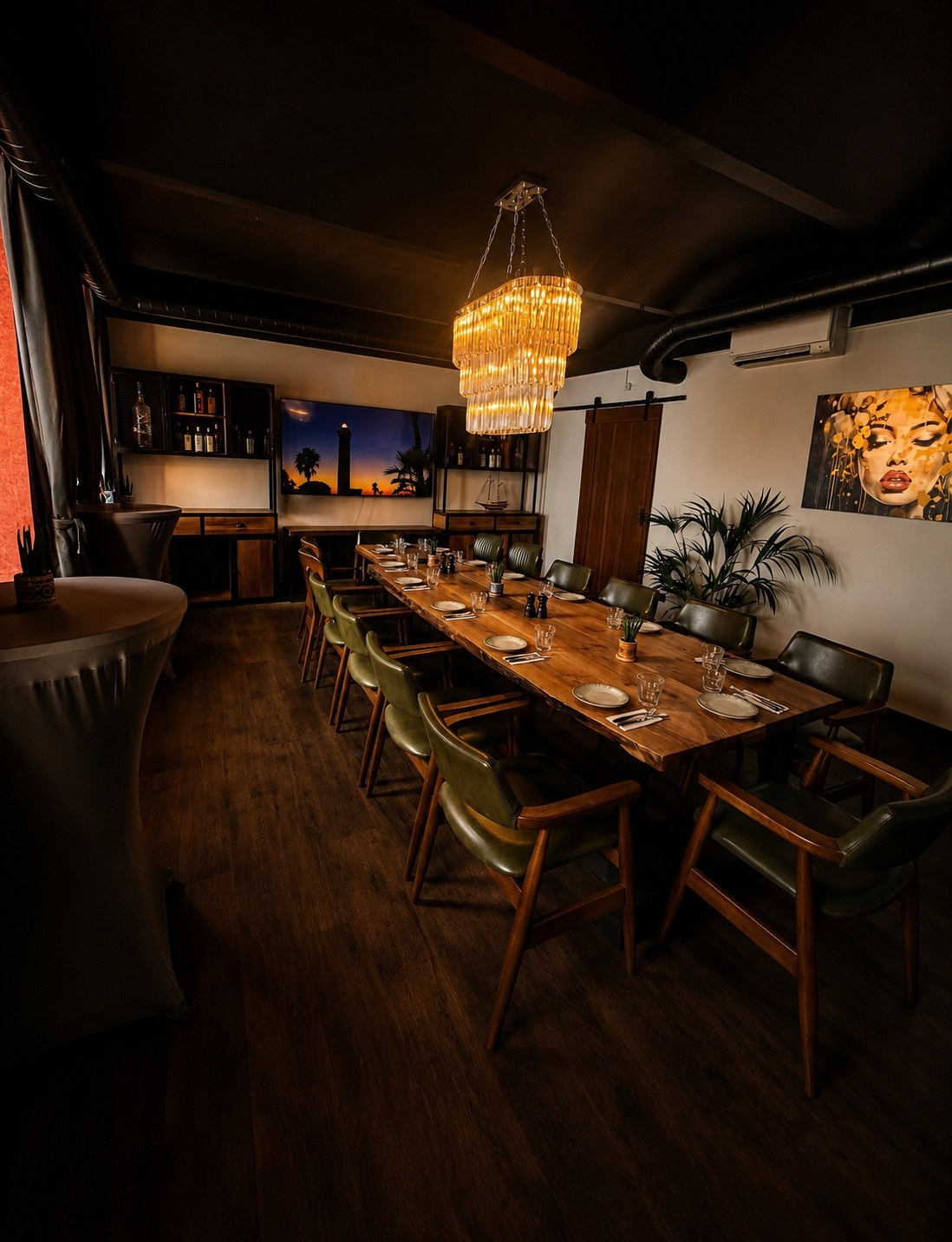 Kenks Private Dining Room mit gedecktem Holztisch