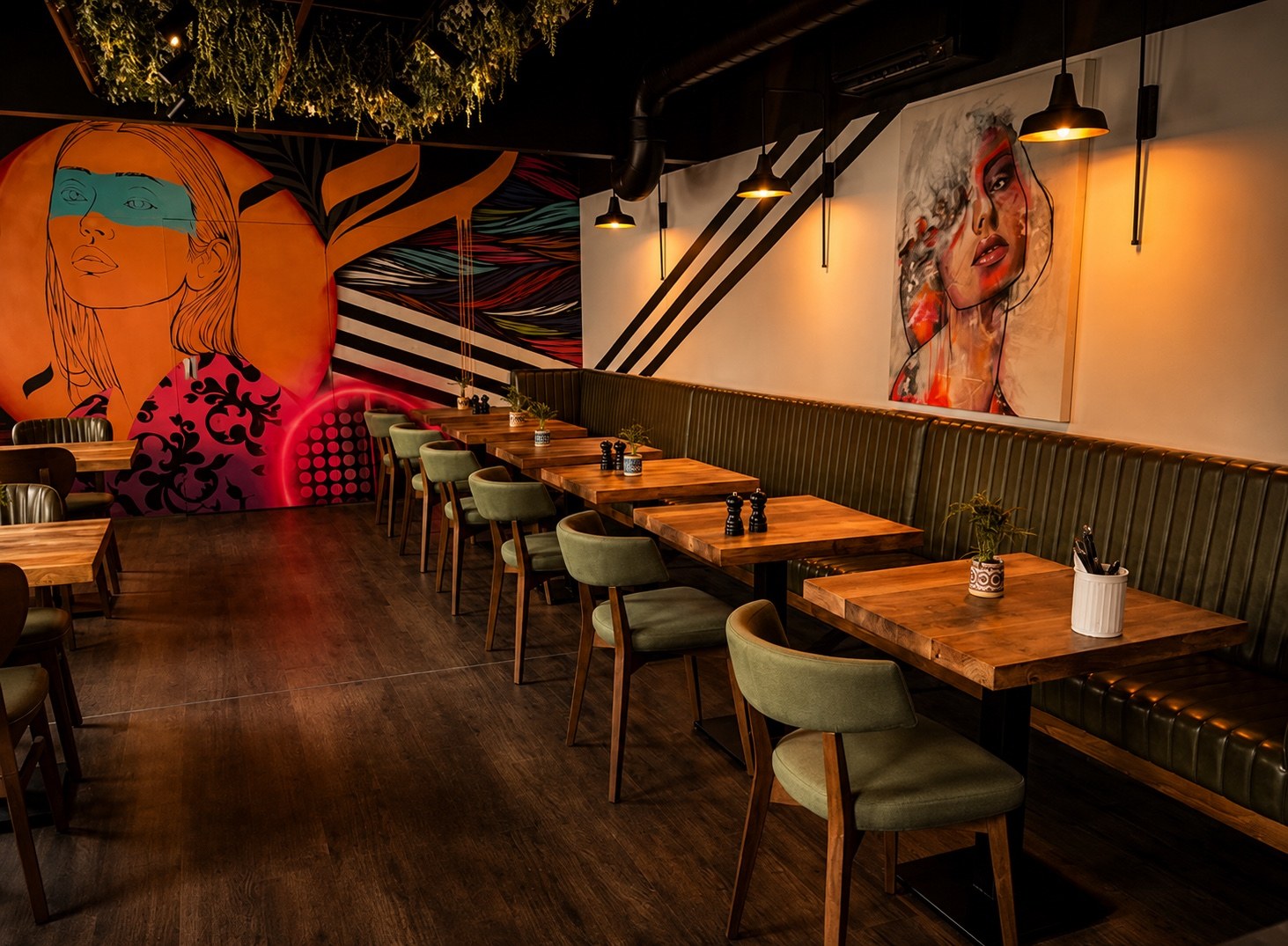 Kenks Restaurantbereich mit Wandkunst und warmem Licht