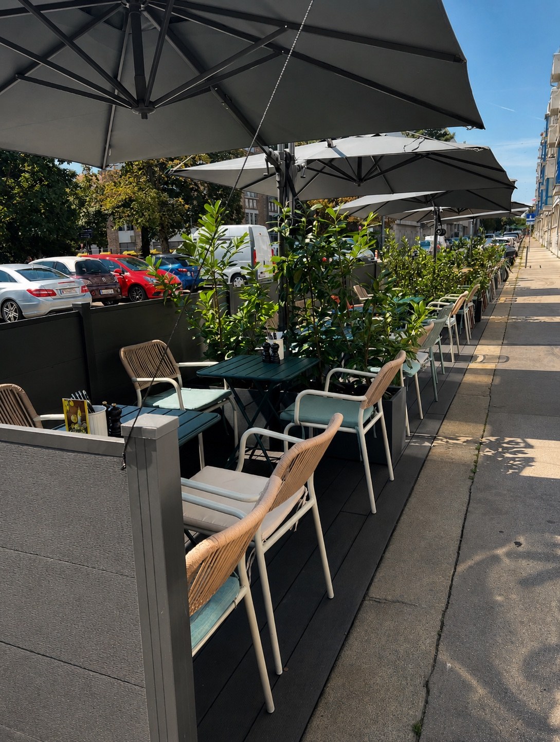 Kenks Terrasse mit Sonnenschirmen und Pflanzen